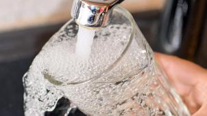 <p>Testachats findet Rückstände von PFAS und Pestiziden – auch in Flaschenwasser.</p>