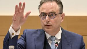 <p>Premierminister Bart De Wever verteidigte in der Kammer das Sommerabkommen und wies den Vorwurf einer „sozialen Zerschlagung“ entschieden zurück.</p>