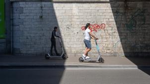 <p>Verkehrsexperten fordern EU-Normen und Polizei-Kontrollen bei E-Scootern.</p>