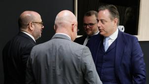 <p>Bernard Quintin (links) im Gespräch mit Bart De Wever (rechts)</p>