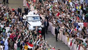 <p>Papst Leo XIV. begrüßt die Gläubigen auf dem Petersplatz am Ende einer Willkommensmesse für das Jugendjubiläum im Vatikan.</p>