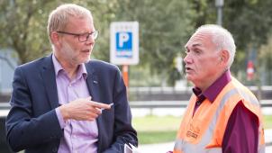 <p>Philippe Degraef (links) im Gespräch mit einem Gewerkschaftssprecher</p>