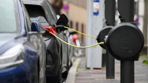 <p>Wer viel mit einem Elektroauto unterwegs ist, muss für die Kfz-Versicherung tiefer in die Tasche greifen als vergleichbare Benzinfahrer.</p>