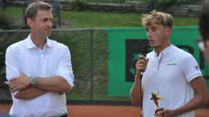 <p>KTC-Sportdirektor Olivier Zimmermann mit dem am Sonntag erfolgreichen Emilien Demanet</p>