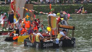 <p>Bei der Badewannenregatta in Dinant paddeln die Teilnehmer einen Kilometer über die Maas – in diesem Jahr im Videospiel-Look.</p>