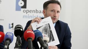 <p>Der Brüsseler Prokurator des Königs, Julien Moinil, zeigt ein Foto der durchlöcherten Windschutzscheibe eines Autos, in der eine Mutter mit ihrem Kind saß.</p>