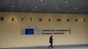 <p>Eine Passantin geht vor dem Schriftzug am Berlaymont-Gebäude entlang, dem Sitz der Europäischen Kommission.</p>