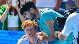<p>Carlos Alcaraz (rechts) tröstete Jannik Sinner nach dessen Aufgabe.</p>