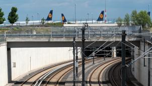 <p>Die Studie von Greenpeace bestätigt das Preisgefälle: Bahnreisen bleiben im Nachteil.</p>