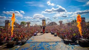 <p>Kamping Kitsch Club: Buntes Treiben, skurrile Shows – und ein Polizeieinsatz.</p>