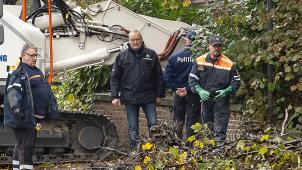 <p>Alain Remue (2.v.l.), Gründer und Leiter der Soko „Vermisste Personen“, bei einer Suchaktion. Nach 30 Jahren verabschiedet er sich in den Ruhestand.</p>