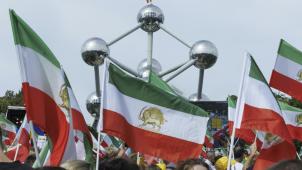 <p>Iranische Demonstranten versammelten sich am Samstag am Brüsseler Atomium, um gegen das Regime in Teheran zu protestieren.</p>