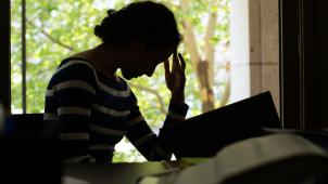 <p>Jüngere Arbeitnehmer leiden häufiger an Burn-out, ältere an körperlichen Beschwerden.</p>