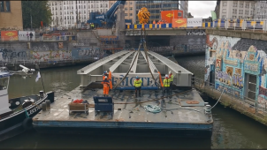 <p>Mit einem Kran wurde die 97-Tonnen-Brücke an der Place Sainctelette eingesetzt.</p>