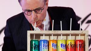 <p>Bei einer Blindverkostung zum Jubiläum des Coca-Cola-Forschungszentrums in Anderlecht stellte sich Premierminister Bart De Wever der Herausforderung – drei von sechs Getränken erkannte er richtig.</p>