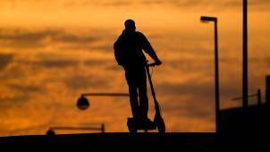 <p>Vooruit fordert Helmpflicht und Tempodrosselung für E-Scooter.</p>