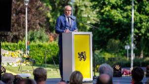 <p>Matthias Diependaele bei einer Ansprache in Kortrijk</p>