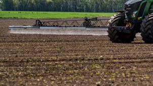 <p>Ein Traktor mit einem GPS-Lenksystem bringt auf einem Acker Pflanzenschutzmittel aus.</p>