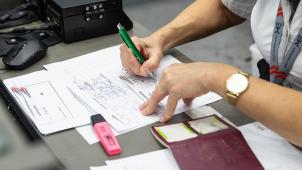 <p>Das Einchecken und Boarding am Brüsseler Flughafen erfolgt von Hand – mit Stift und Papier.</p>