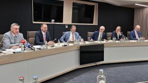 <p>Regierungschef De Wever (Dritter von links) und seine fünf Vizepremiers Jan Jambon, Maxime Prévot, Frank Vandenbroucke, David Clarinval und Vincent Van Peteghem (von links) sind sich über den einzuschlagenden Kurs nicht einig.</p>