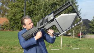 <p>Premier Bart De Wever mit einem Anti-Drohnen-Gewehr während einer Vorführung der Antwerpener Polizei. Mit diesem speziellen Störsender lassen sich Drohnen aus sicherer Entfernung unschädlich machen.</p>