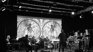 <p>Das Ensemble „Sturm und Klang“ mit den Gesangssolisten Clara Inglese und Kris Belligh im Alten Schlachthof.</p>