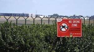 <p>Warnschild am Flughafen Brüssel: Über dem Gelände gilt eine strikte „No-Drone-Zone“.</p>