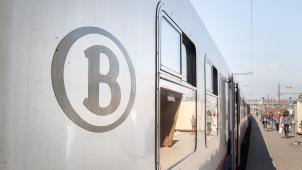 <p>Die SNCB steht wegen eines Milliardenauftrags für neue Züge an die spanische Firma CAF in der Kritik. Das Parlament verlangt nun Aufklärung.</p>