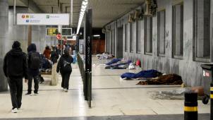 <p>Obdachlose schlafen im Brüsseler Südbahnhof: NGOs werfen Belgien systematische Ausgrenzung vor.</p>