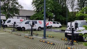 <p>Auf dem Parkplatz des Verteilungszentrums in der Brüsseler Gemeinde Evere werden E-Fahrzeuge geladen: Bpost macht Brüssel zur grünen Vorreiterstadt.</p>