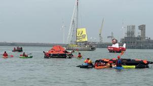<p>Greenpeace-Aktivisten blockieren mit Booten das Flüssiggas-Terminal im Hafen von Zeebrugge.</p>