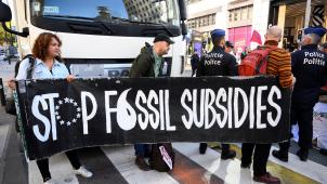 <p>Teilnehmende des Klimamarsches in Brüssel fordern ein Ende der Subventionen für fossile Energien.</p>