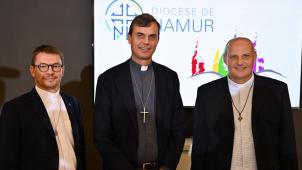 <p>Fabien Lejeusne, Erzbischof Luc Terlinden und Frédéric Rossignol (vl.n.r.) bei der Pressekonferenz am Montag</p>
