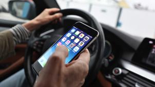 <p>Ein Blick aufs Handy kann sekundenlange Unaufmerksamkeit bedeuten.</p>