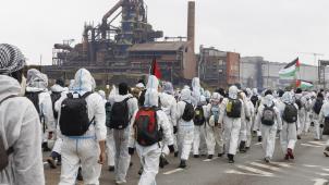 <p>Die Protestaktion bei ArcelorMittal in Marchienne-au-Pont (Charleroi) am Samstag: Organisiert wurde sie von einer europäischen Koalition, darunter die Plattform für zivilen Ungehorsam „Code Rot“.</p>