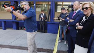 <p>Verteidigungsminister Theo Francken und Prinzessin Astrid beobachten beim Besuch des LAPD in Los Angeles eine Vorführung der halbautomatischen, nicht-tödlichen Waffe FN 303. Die Demo fand im Rahmen der Wirtschaftsmission an die US-Westküste statt.</p>