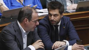 <p>Vizepremierminister David Clarinval sowie MR-Präsident Georges-Louis Bouchez während einer Plenarsitzung der Kammer</p>