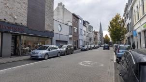 <p>Blick in die Sint-Rochusstraat in Deurne (Antwerpen), wo die Polizei am vergangenen Donnerstag drei Personen festnahm, die einen Anschlag auf Premier Bart De Wever und weitere Politiker geplant haben sollen. Bei Durchsuchungen fanden die Ermittler einen mutmaßlich improvisierten Sprengsatz sowie Hinweise auf den Einsatz einer Drohne.</p>
