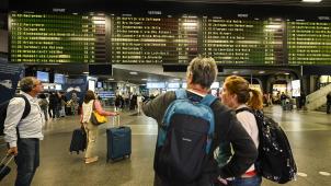 <p>Zugreisende stehen im Brüsseler Südbahnhof: Die SNCB startet neue Tarifstruktur.</p>