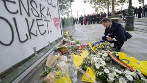 <p>Gedenken in Brüssel: Blumen und Kränze erinnern an die beiden schwedischen Fußballfans, die am 16. Oktober 2023 Opfer eines Terroranschlags wurden.</p>