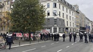 <p>Einsatz der Brüsseler Bereitschaftspolizei am Freitag beim Protest des Kollektivs „Zone Neutre“ gegen die Räumung von rund 70 Papierlosen am square de l’Aviation in Anderlecht.</p>
