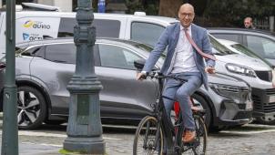 <p>Haushaltsminister Vincent Van Peteghem kam am Donnerstag lachend mit dem Fahrrad zur Sitzung des Kernkabinetts – obwohl die Haushaltsverhandlungen der Föderalregierung äußerst schwierig verlaufen.</p>