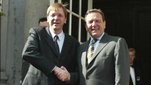 <p>Der ehemalige Bundeskanzler Gerhard Schröder (rechts, hier 2003 mit dem damaligen Premier im Jahr 2003 in Brüssel) gilt als Architekt der deutschen Hartz-Reformen. Schröders Kurs gilt der heutigen Föderalregierung als Vorbild für den Umbau des Sozialstaats.</p>