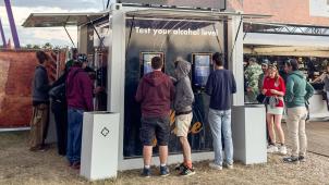 <p>Die FlineBox ist das weltweit erste interaktive und anonyme Alkoholtestgerät, das speziell für den Einsatz in öffentlichen Räumen entwickelt wurde.</p>