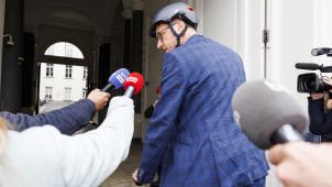 <p>Geschützt gegen harten Fahrtwind und bei Sturz: Während andere mit protzigen Dienstwagen vorfahren, radelt Haushaltsminister Van Peteghem mit Helm zur Schlacht um Milliarden.</p>