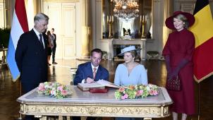 <p>König Philippe, Königin Mathilde mit Luxemburgs Großherzog Guillaume und Großherzogin Stéphanie, die sich beim Antrittsbesuch im Brüsseler Königspalast ins Goldene Buch eintragen</p>