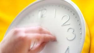 <p>In der Nacht von Samstag auf Sonntag werden die Uhren auf Winterzeit zurückgestellt: Um 3 Uhr nachts springen die Zeiger auf 2 Uhr.</p>