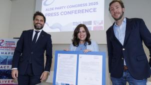 <p>Svenja Hahn, Georges-Louis Bouchez (l.) und Frédéric De Gucht präsentieren die gemeinsame Erklärung.</p>