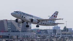 <p>Nach der Entlassung von drei Flugbegleiterinnen haben die Gewerkschaften eine Streikvorwarnung eingereicht.</p>