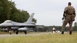 <p>Ein Kampfjet der belgischen Armee hebt von der Basis Kleine-Brogel ab.</p>